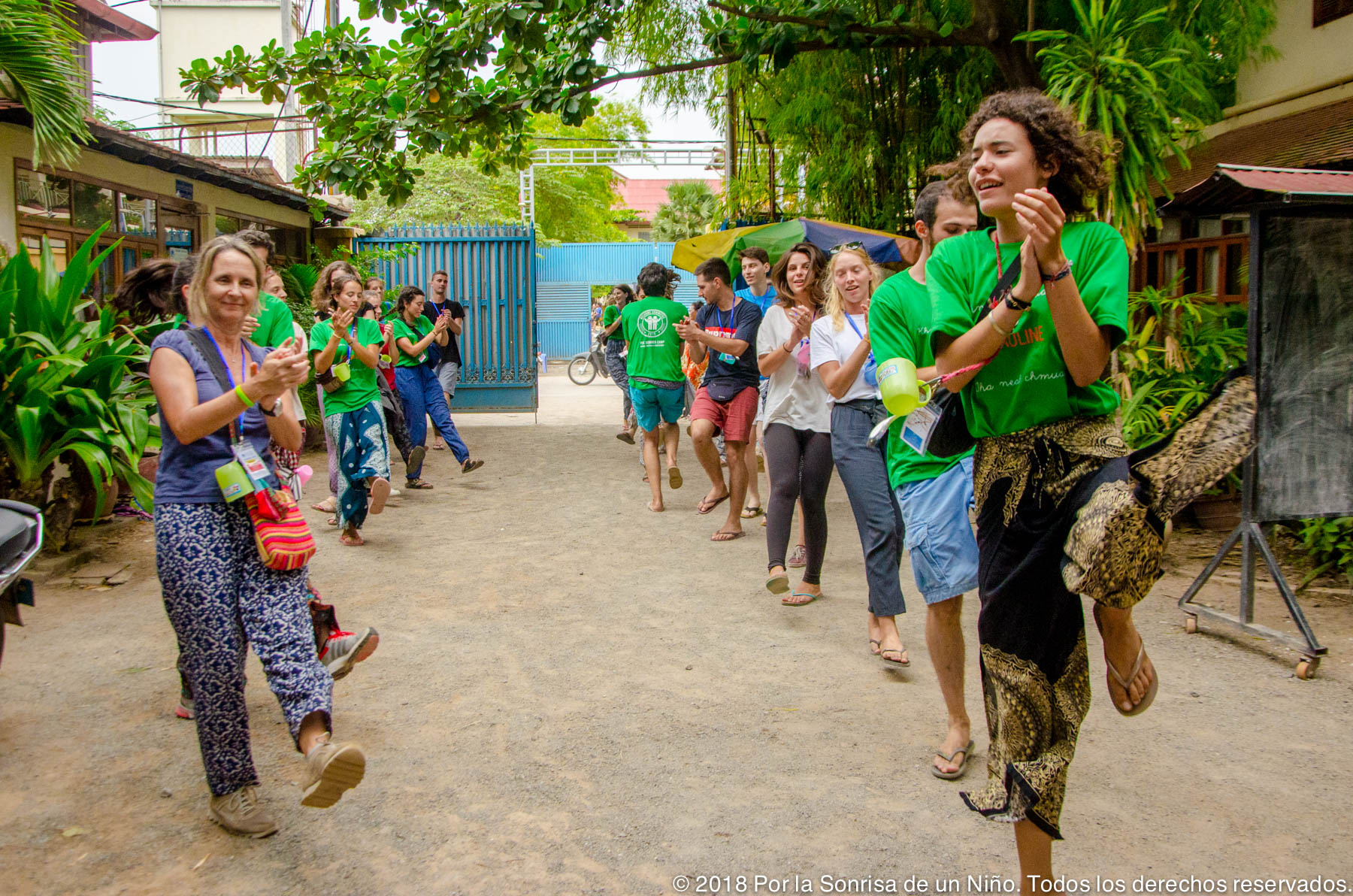 MIembros del Comité de Bienvenida bailan con otros voluntarios