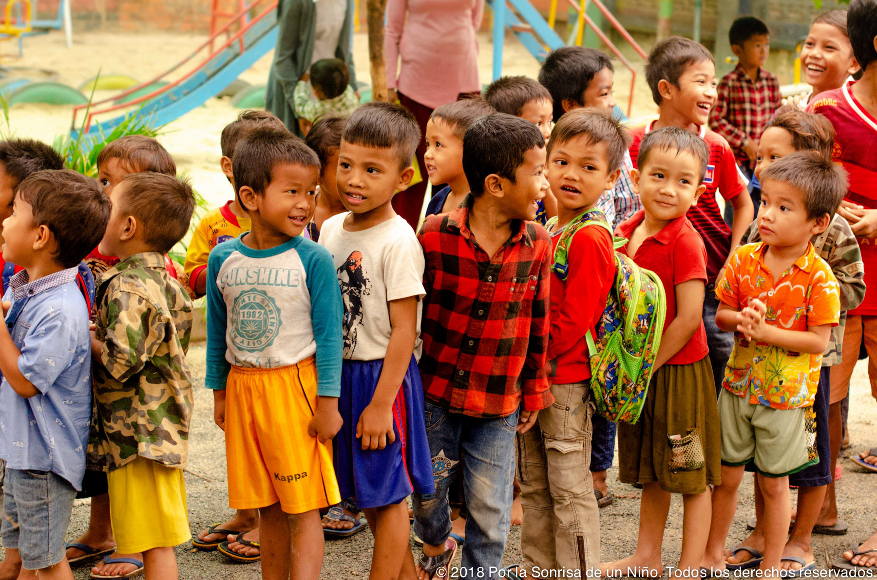 Niños haciendo fila