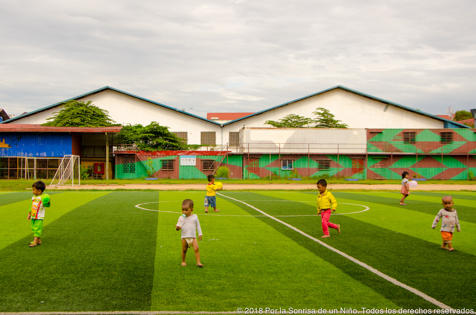 Pequeños en el campo de fútbol