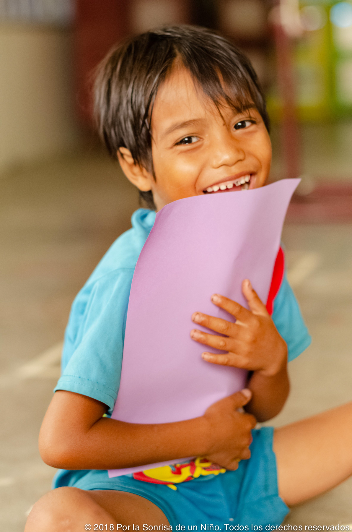 Niño sujetando una hoja de papel