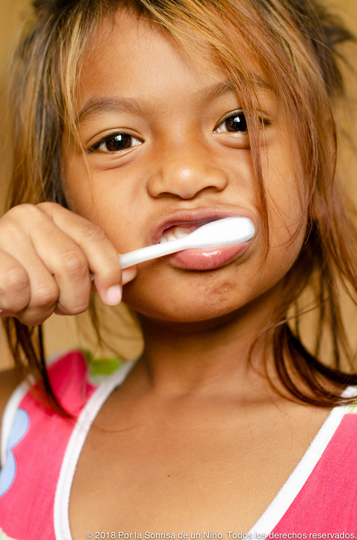 Niña cepillándose los dientes