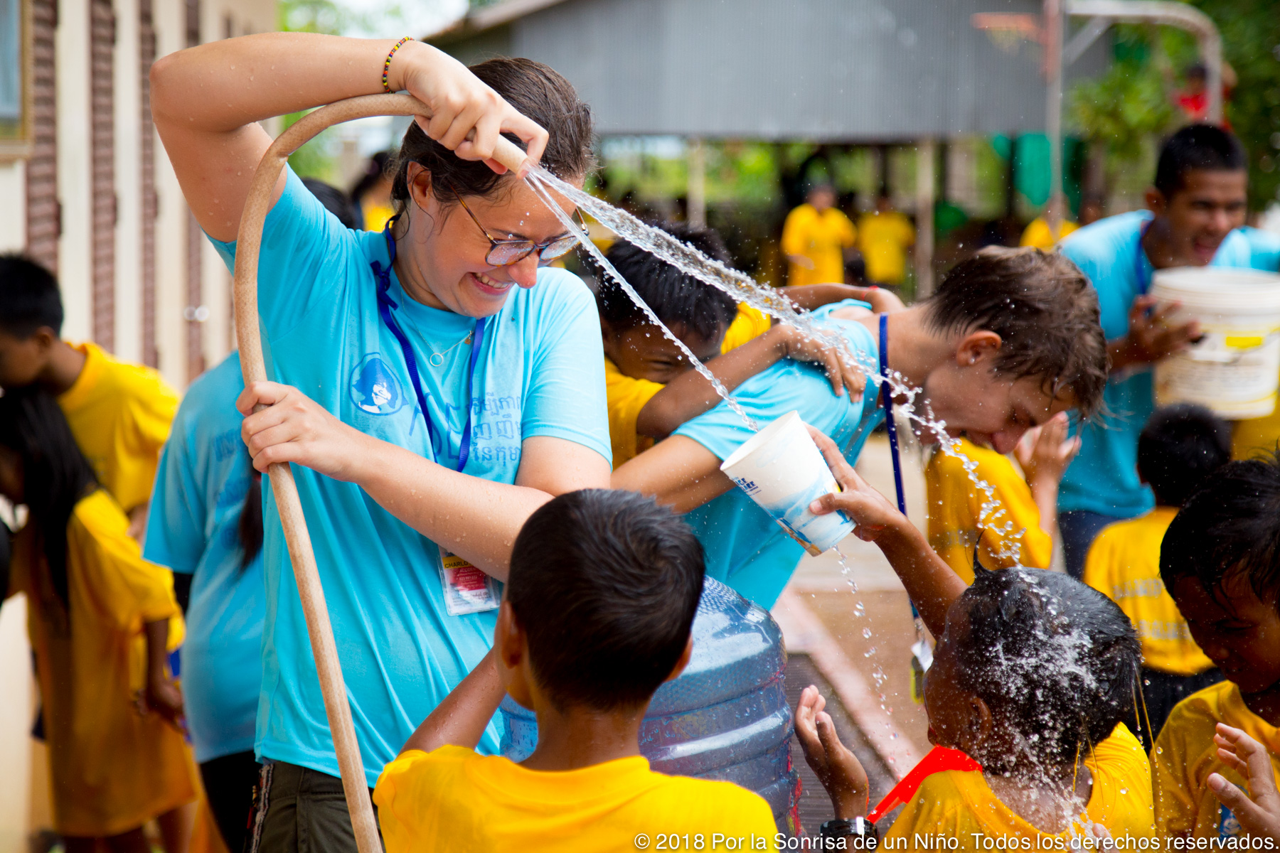 Monitores y niños gozan en la fiesta del agua