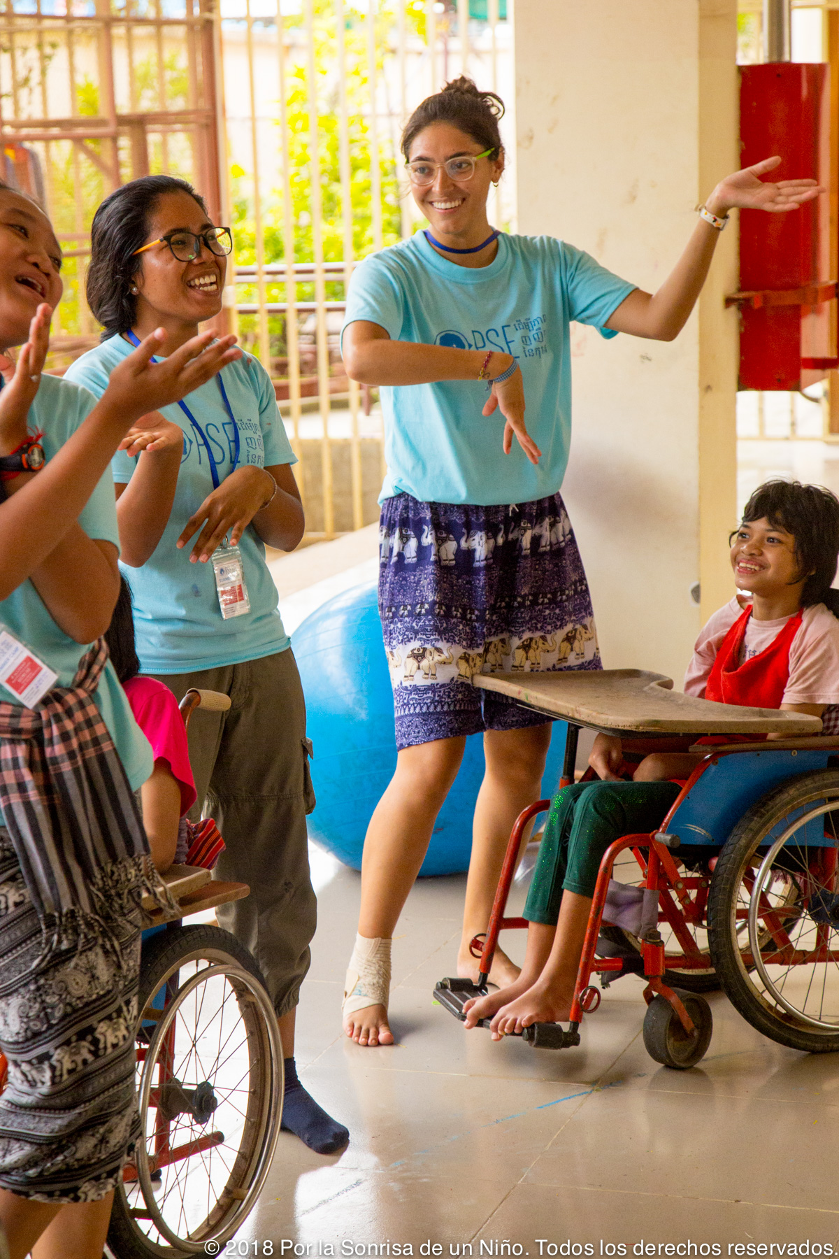 Monitores y niños se divierten