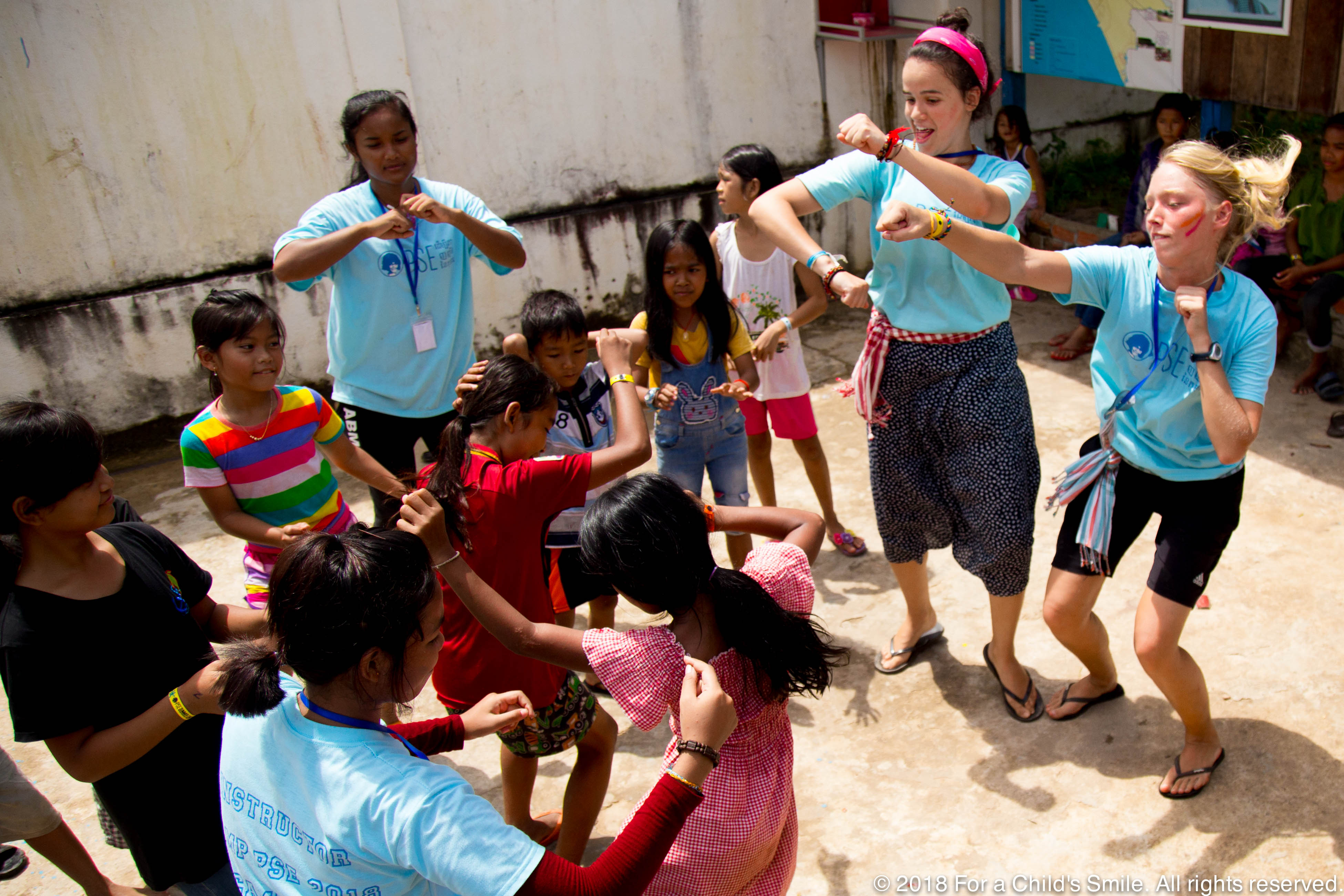 Monitores y niños, bailando