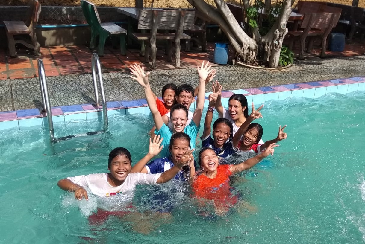 Pensionnaires en la piscina