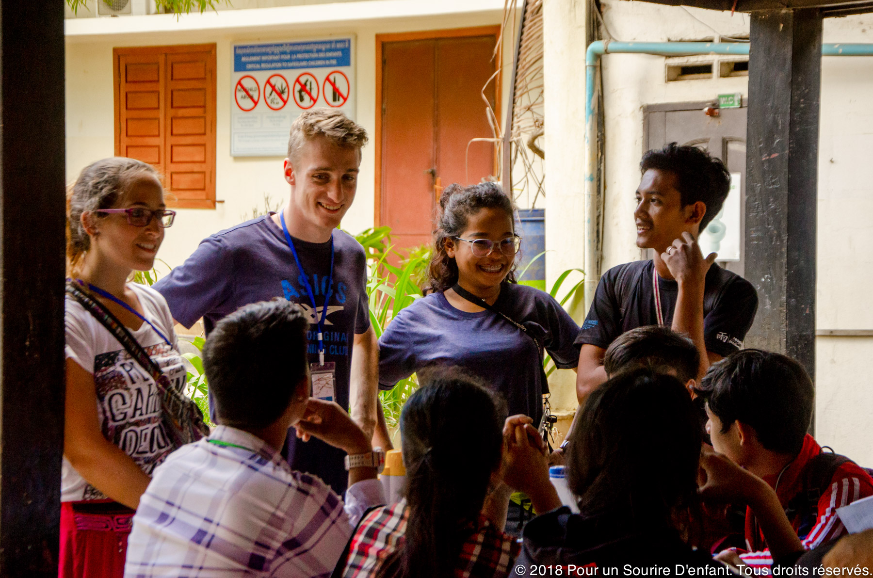 Deux coordinateurs de Sihanoukville parlent avec leur groupe.