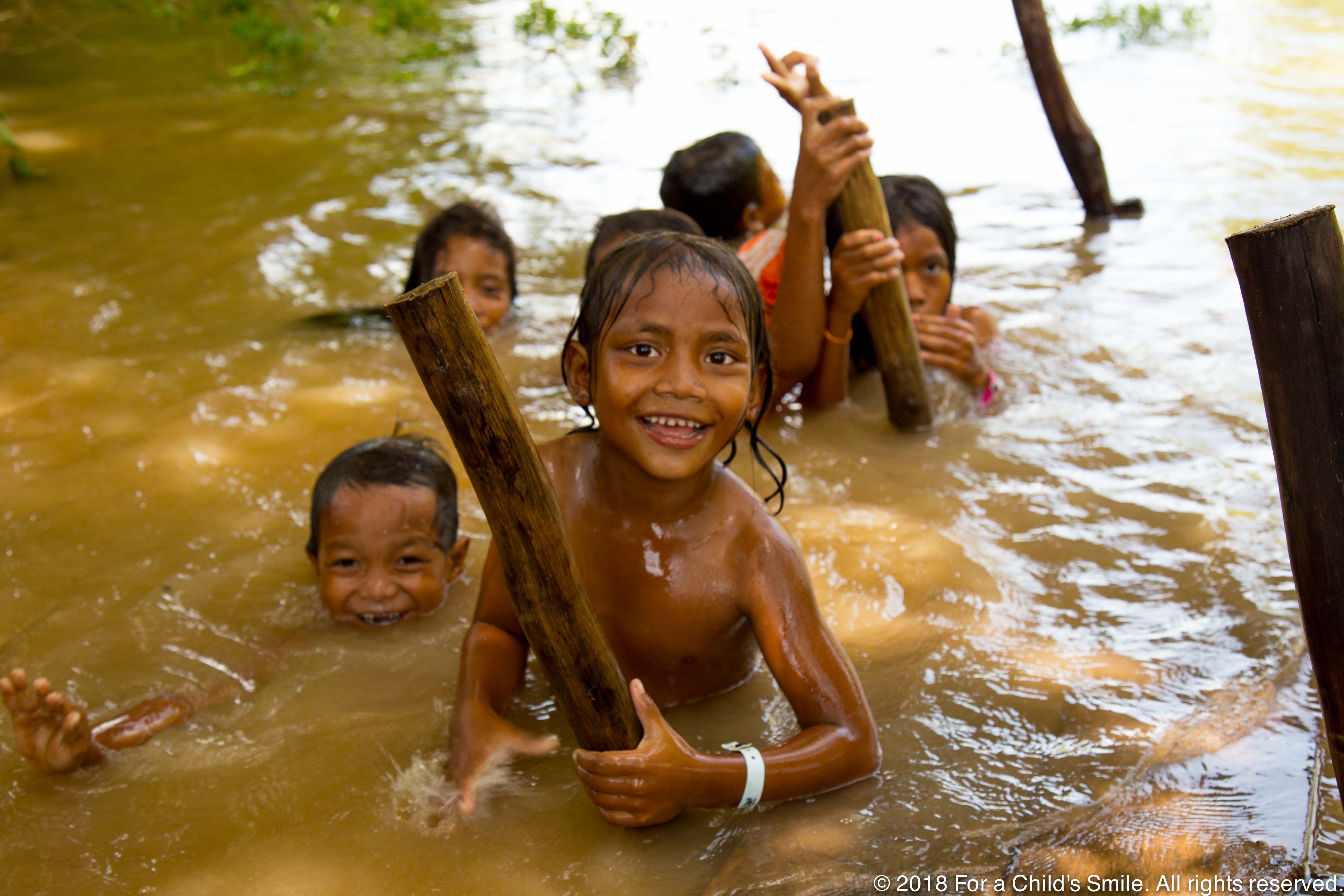 Les enfants sautant dans la rivière