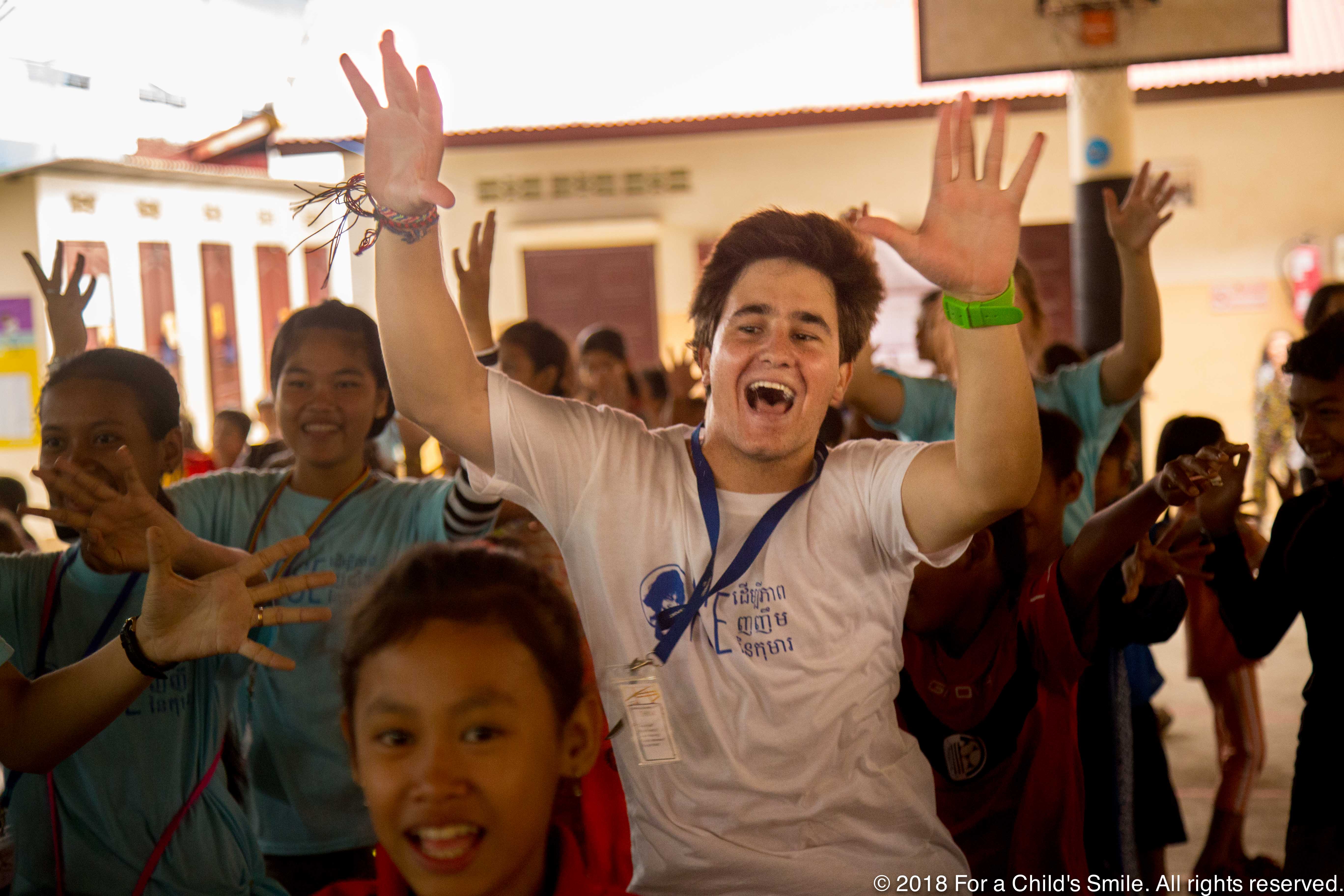 Pelayo bailando con los niños