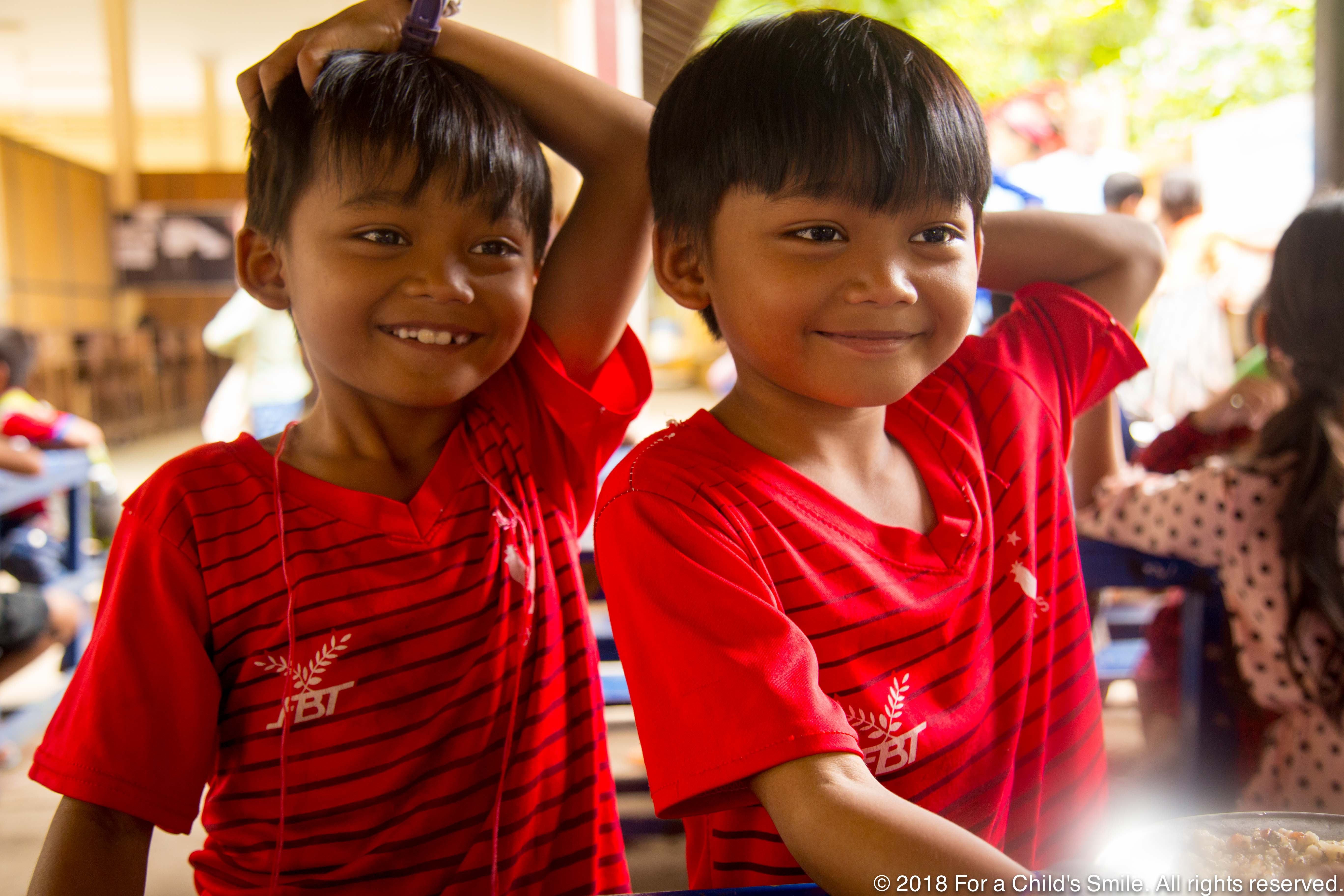 Dos niños con camisetas similares