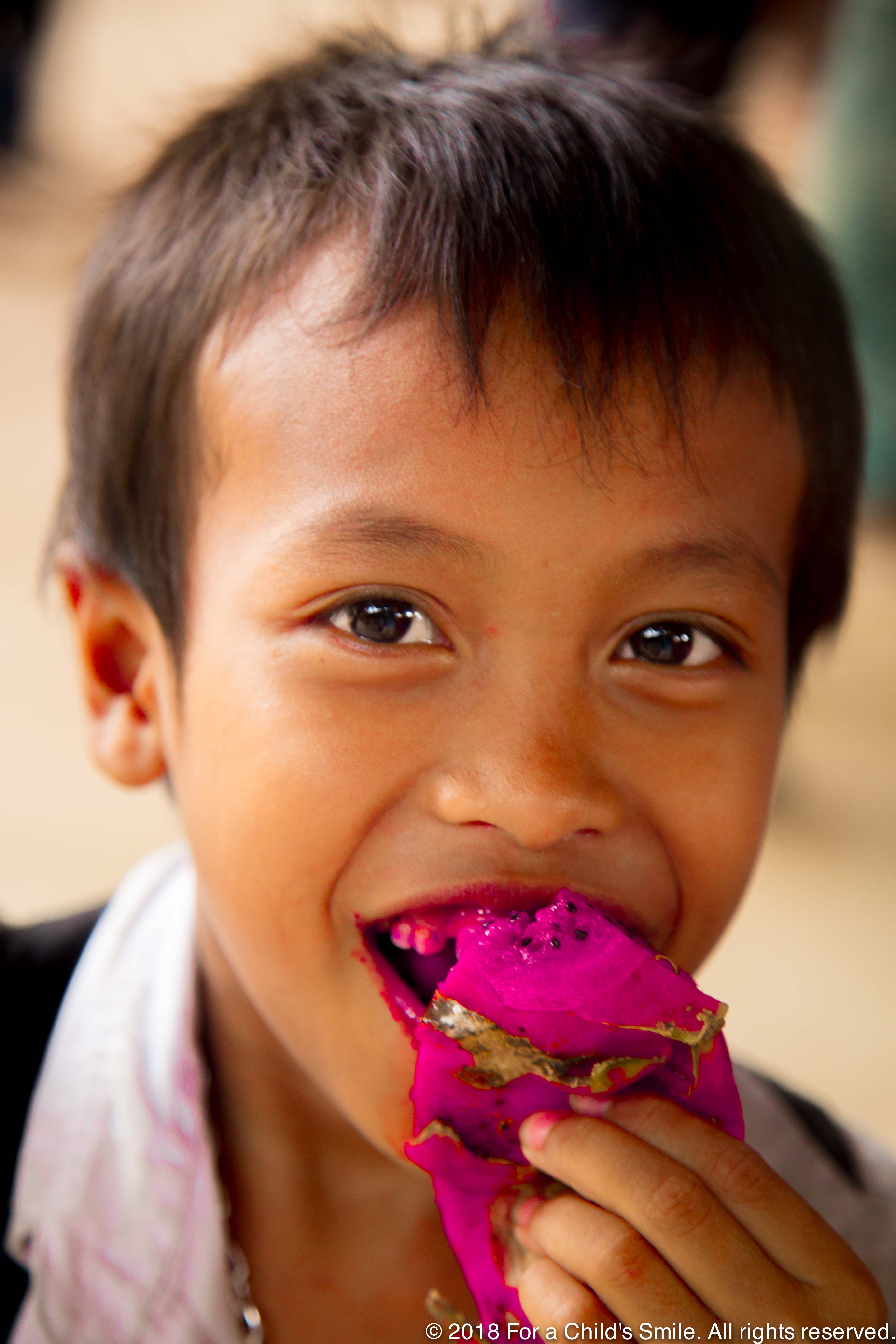 Un niño comiendo una pitaya