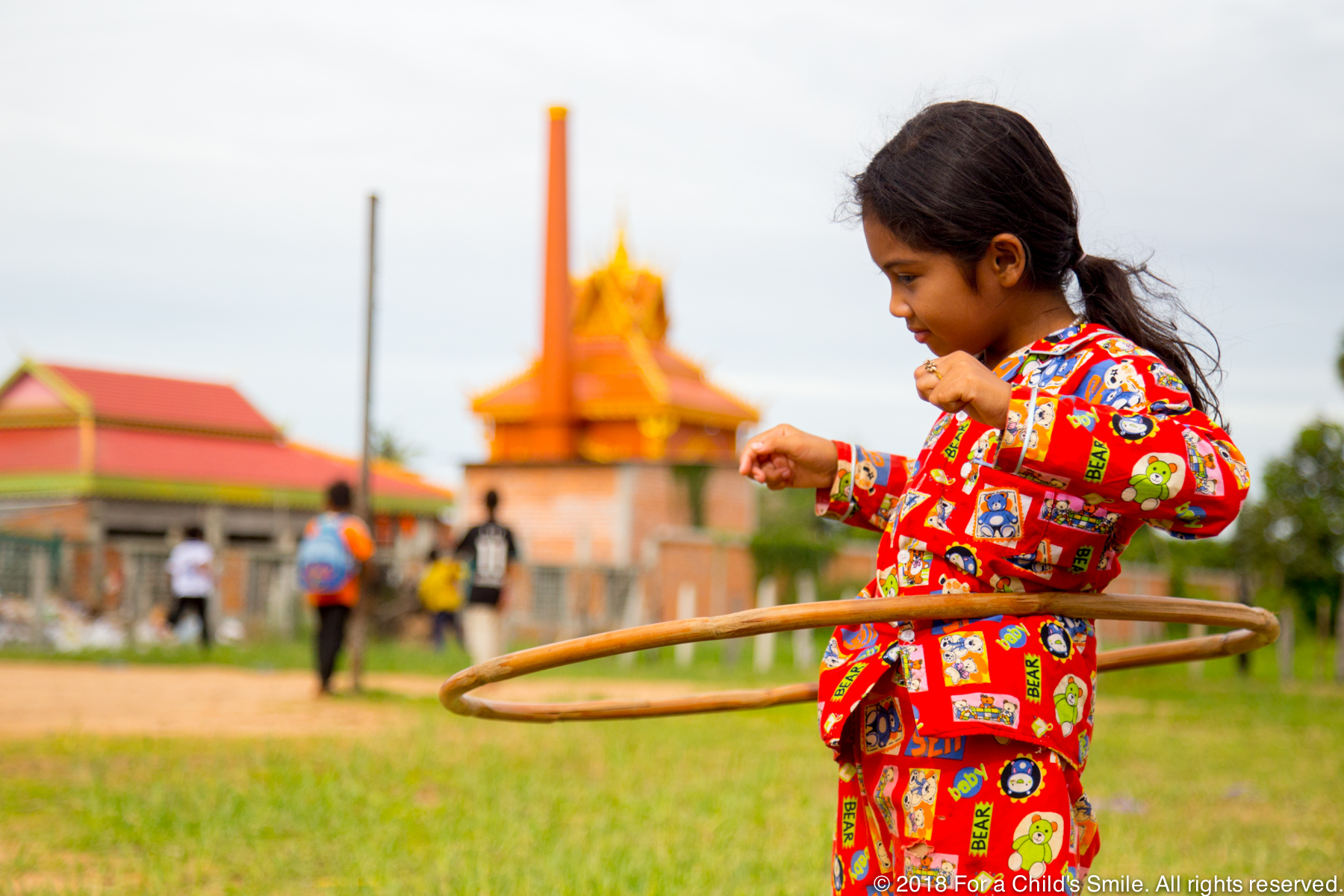 Una niña con el hula-hop 