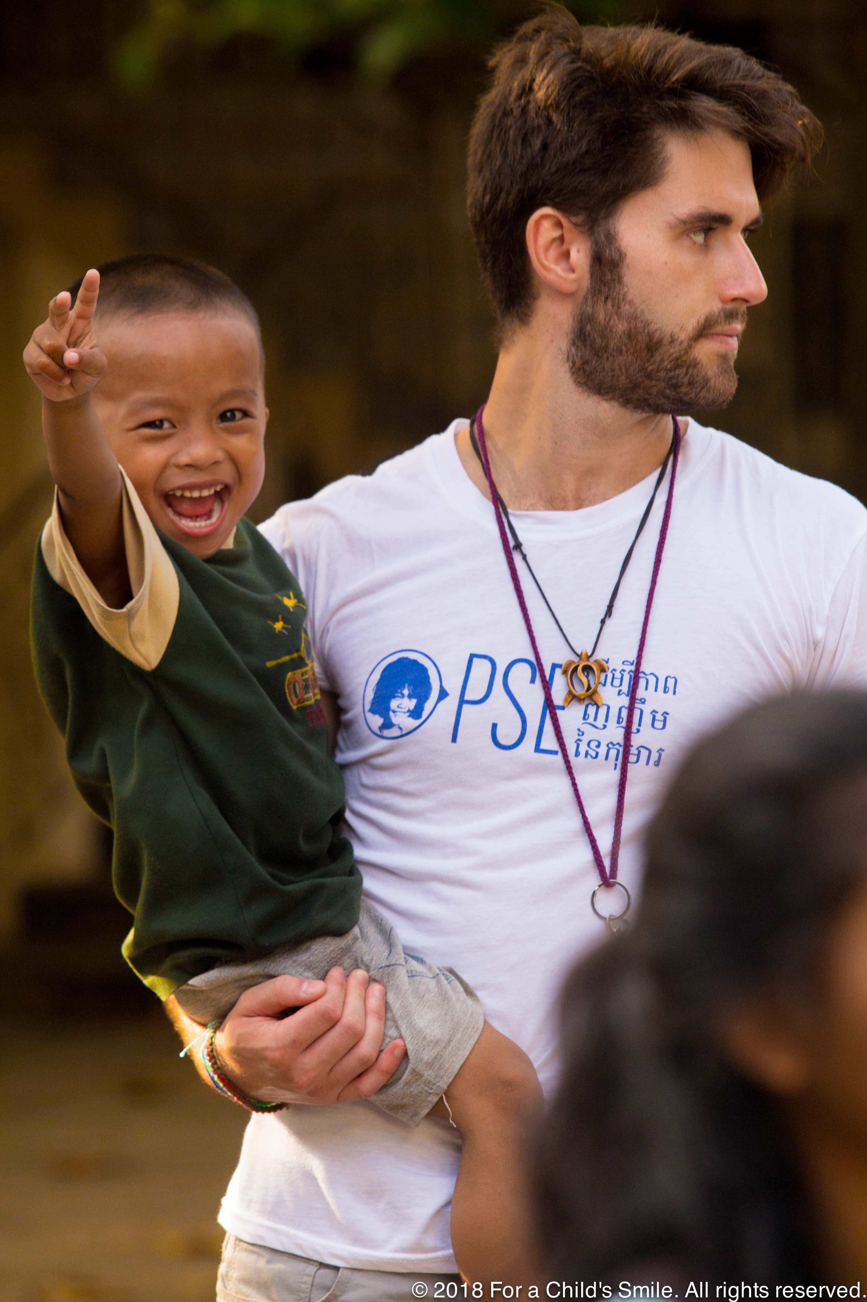 Jose, coordinador de Central, con un niño en brazos