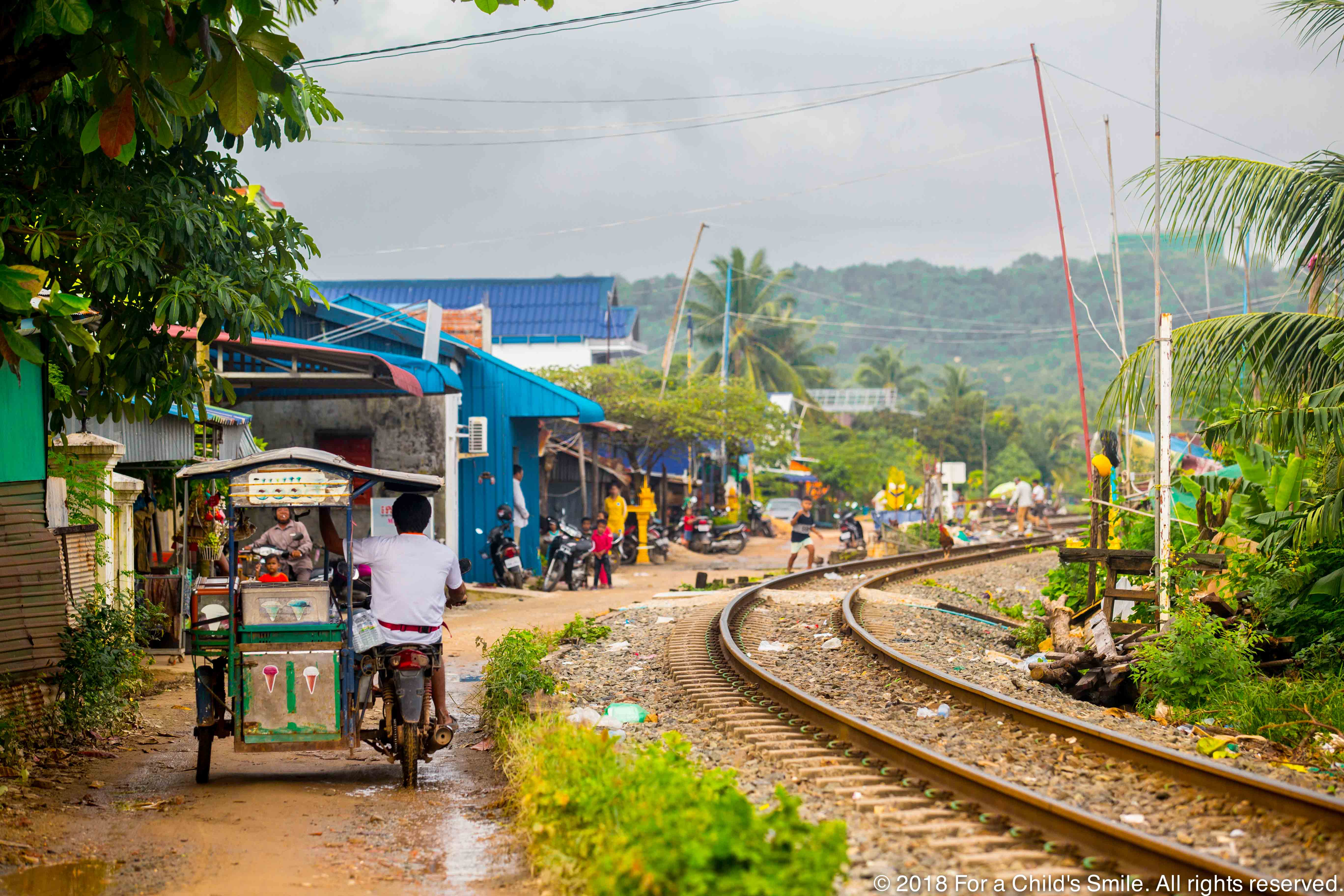 Vías del tren cercanas al segundo centro PSE en Sihanoukville