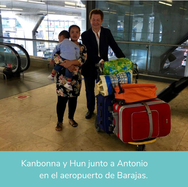 Kanbonna y Hun junto a Antonio en el aeropuerto de Barajas.