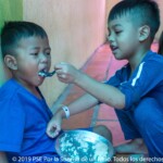 Cada mañana, los niños reciben energía antes de jugar.