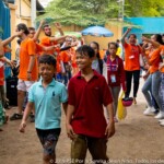 Cada mañana, los monitores forman un pasillo para recibir a los niños.