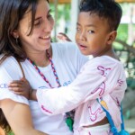 Célia, qui participe au programme pour la quatrième fois, prend particulièrement soin de ces enfants qu'elle connaît bien.