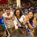 Les moniteurs viennent de se voir attribuer un programme et partagent leur joie de faire partit d'un nouveau projet ensemble.