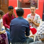 Luis, coordinateur européen, discute avec des employés de PSE.
