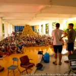Mike et Luis apprennent les bases du vocabulaire khmer aux nouveaux moniteurs.