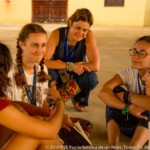 Gwen, la coach en leadership, observant des coordinatrices pendant l’un des ateliers.