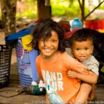 Deux enfants dont les maisons ont été reconstruites, souriant à l'objectif.