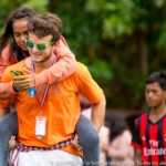 Moment de complicité entre une adolescente et Tristan, moniteur européen au sein du programme Teenagers pour la deuxième fois.