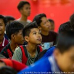 Les adolescents écoutent attentivement les présentations auxquelles ils assistent.