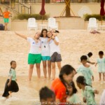 Laura, Marina et Bea, fière d'avoir emmené en même temps les enfants des deux programmes de Sihanoukville à la plage.