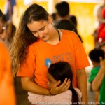 Malgré le très grand nombre d'enfants, les moniteurs et les enfants créent des liens solides et il est dur de se dire au revoir.