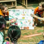 Ana and Elisa teaching to Central's kids how to cure a small injury.