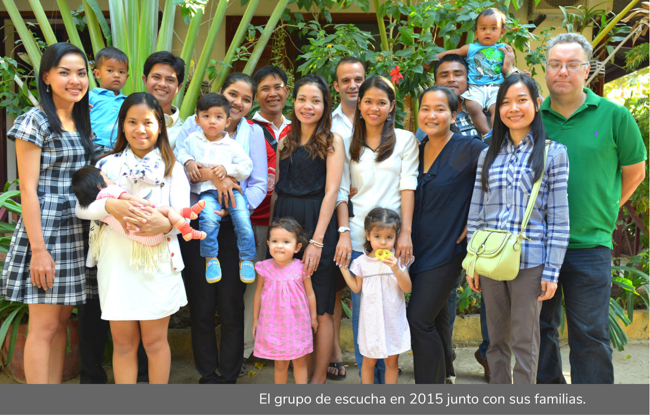El grupo de escucha en 2015 junto con sus familias.