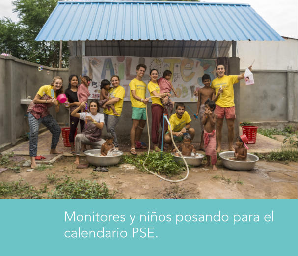 Monitores y nios posando para el calendario PSE.